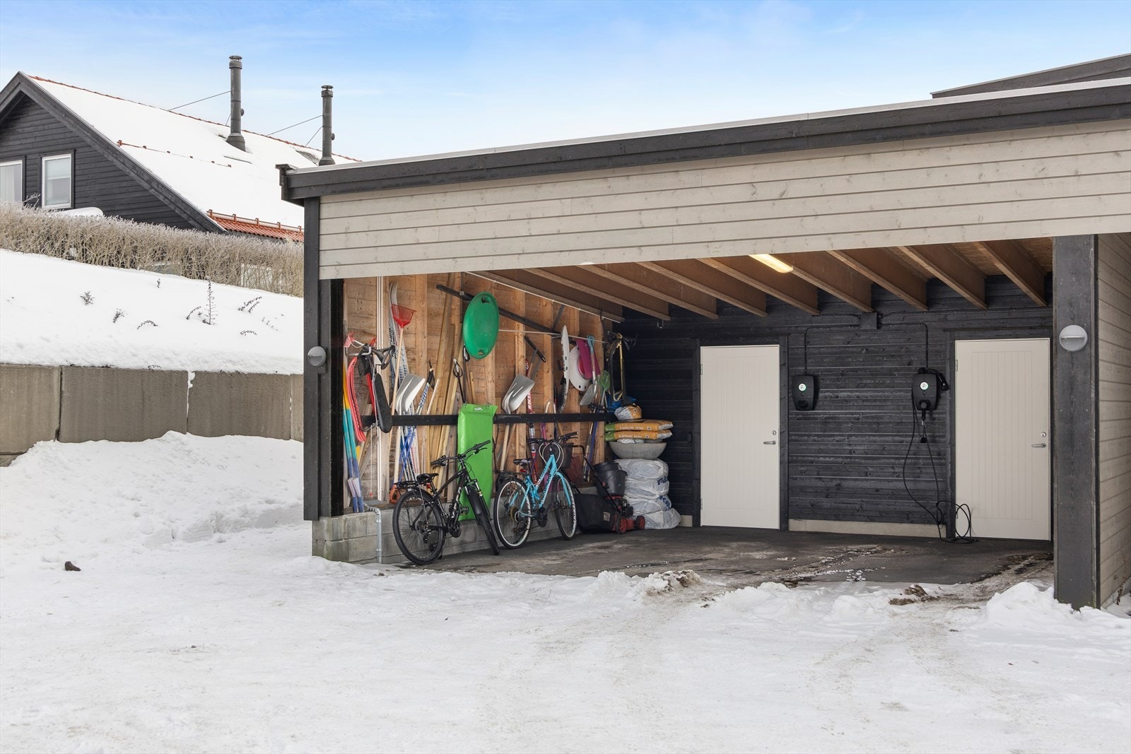 Tilhørende carport med ladeboks. Praktisk sportsbod i bakkant.
Godt nett av gang- og sykkelstier mot sentrum og Roresanden. Galleribilde