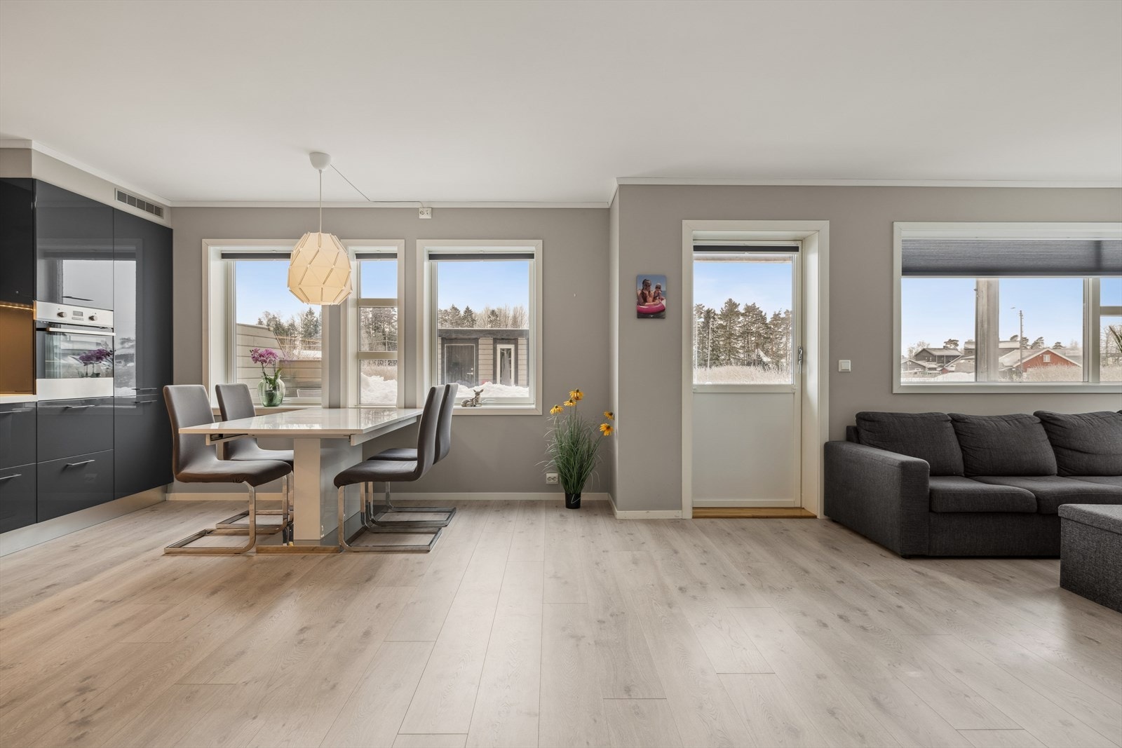 Stuen ligger i åpen planløsning mot kjøkkenet og skaper et herlig, sosialt allrom! Godt med naturlig lysinnslipp. Galleribilde