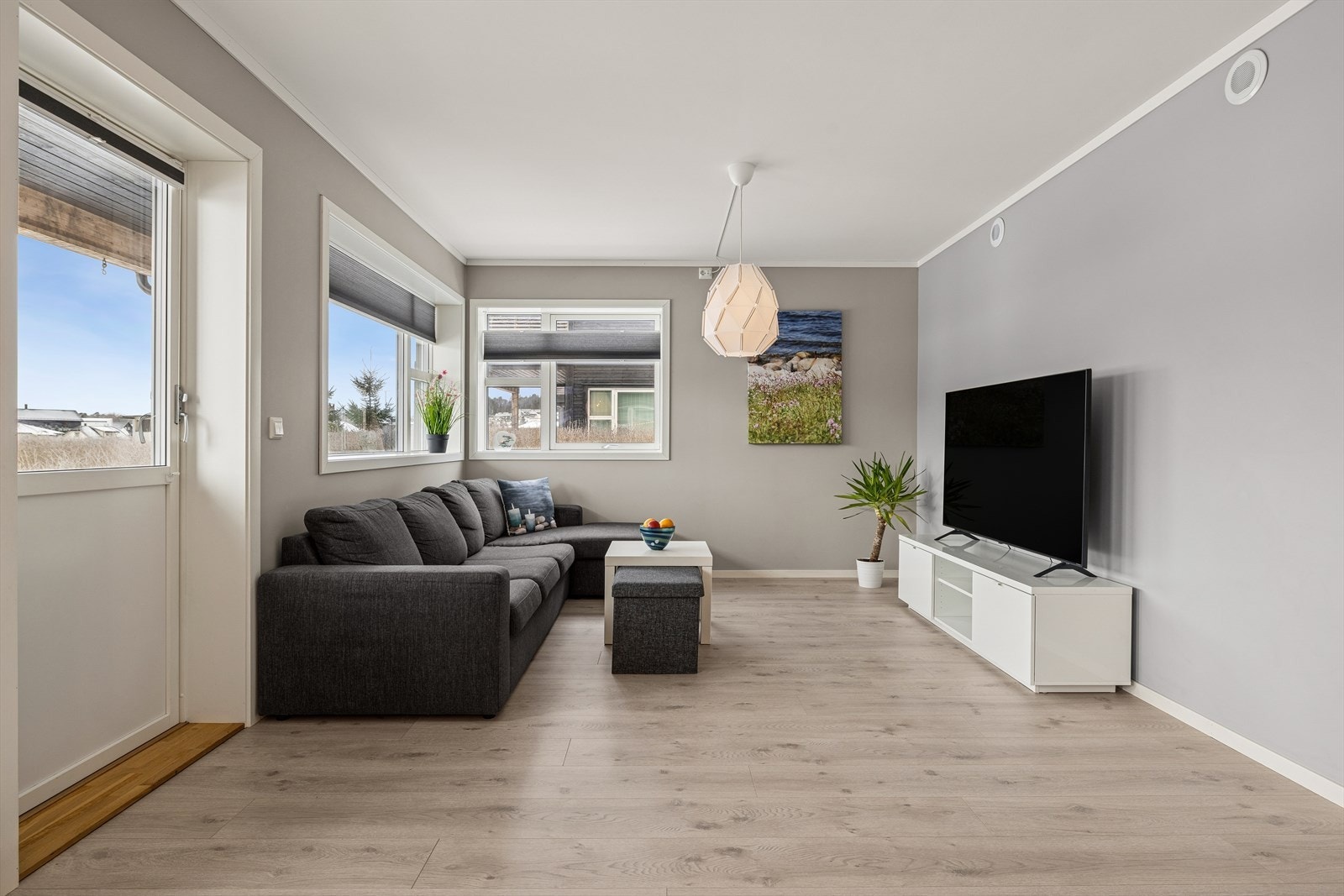 I stue/kjøkken finnes det plissègardiner i vinduene. Galleribilde