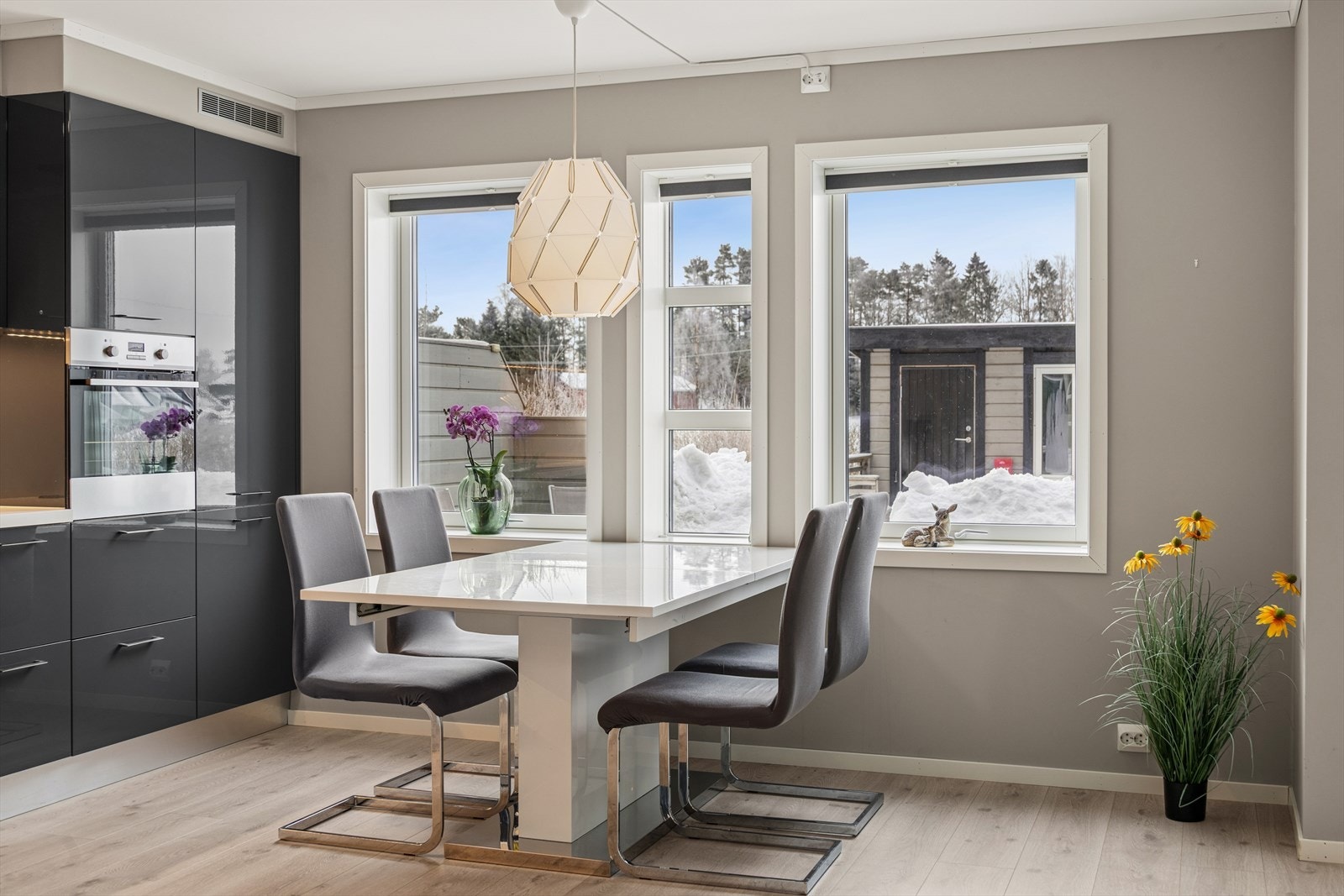 Spisebordet får en naturlig plassering ved kjøkkenvinduet. Galleribilde