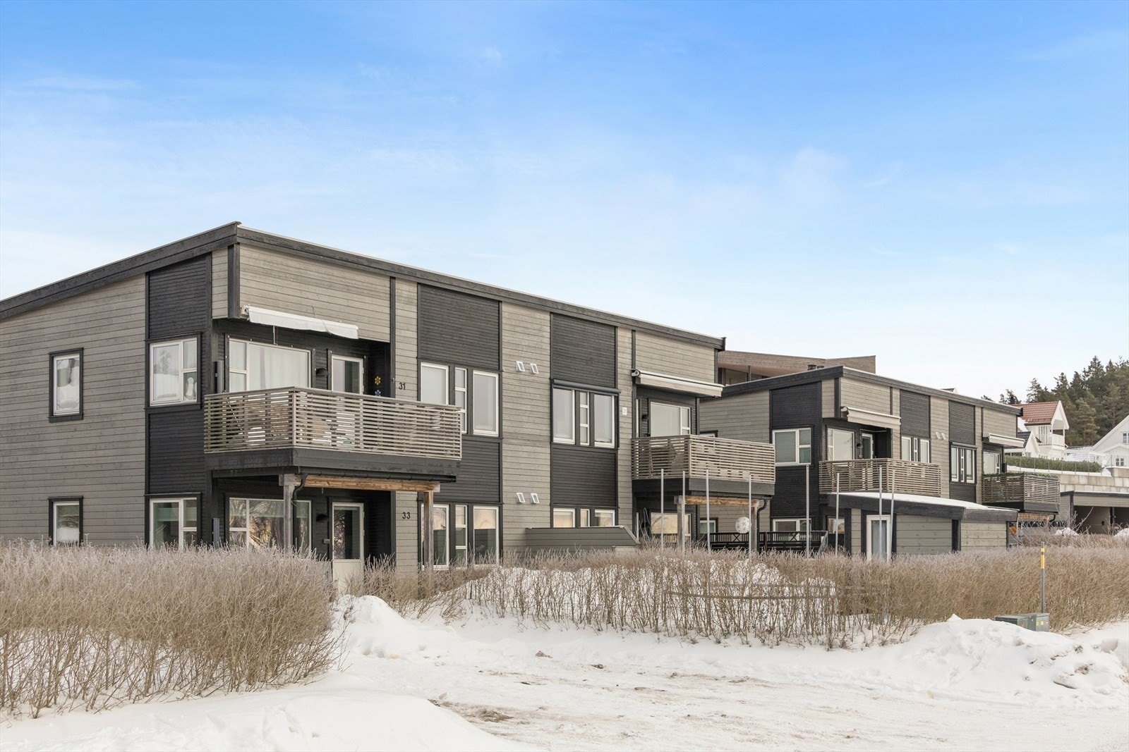 Eiendommen ligger i et populært og barnevennlig boligfelt bare 2,5 km fra sentrum. Meget gode solforhold og flotte turområder som bl.a. lysløypa rett i nærheten. Galleribilde