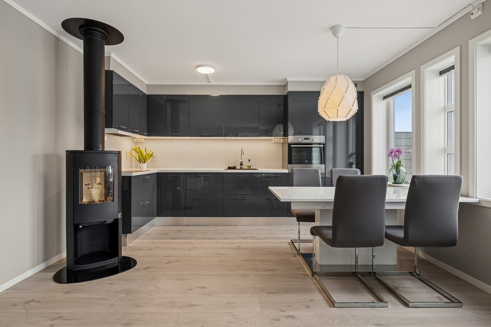 Kjøkkenet er svært bruksvennlig og har godt med skap- og benkeplass. Galleribilde