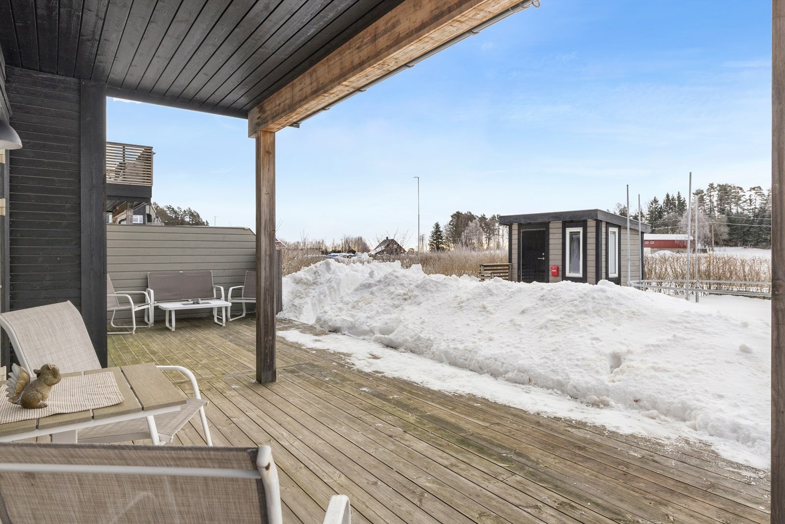 Lekestue i hagen er ikke byggemeldt og er oppført utenfor byggegrensen. Se pkt. ferdigattest i salgsoppgaven for nærmere informasjon. Galleribilde