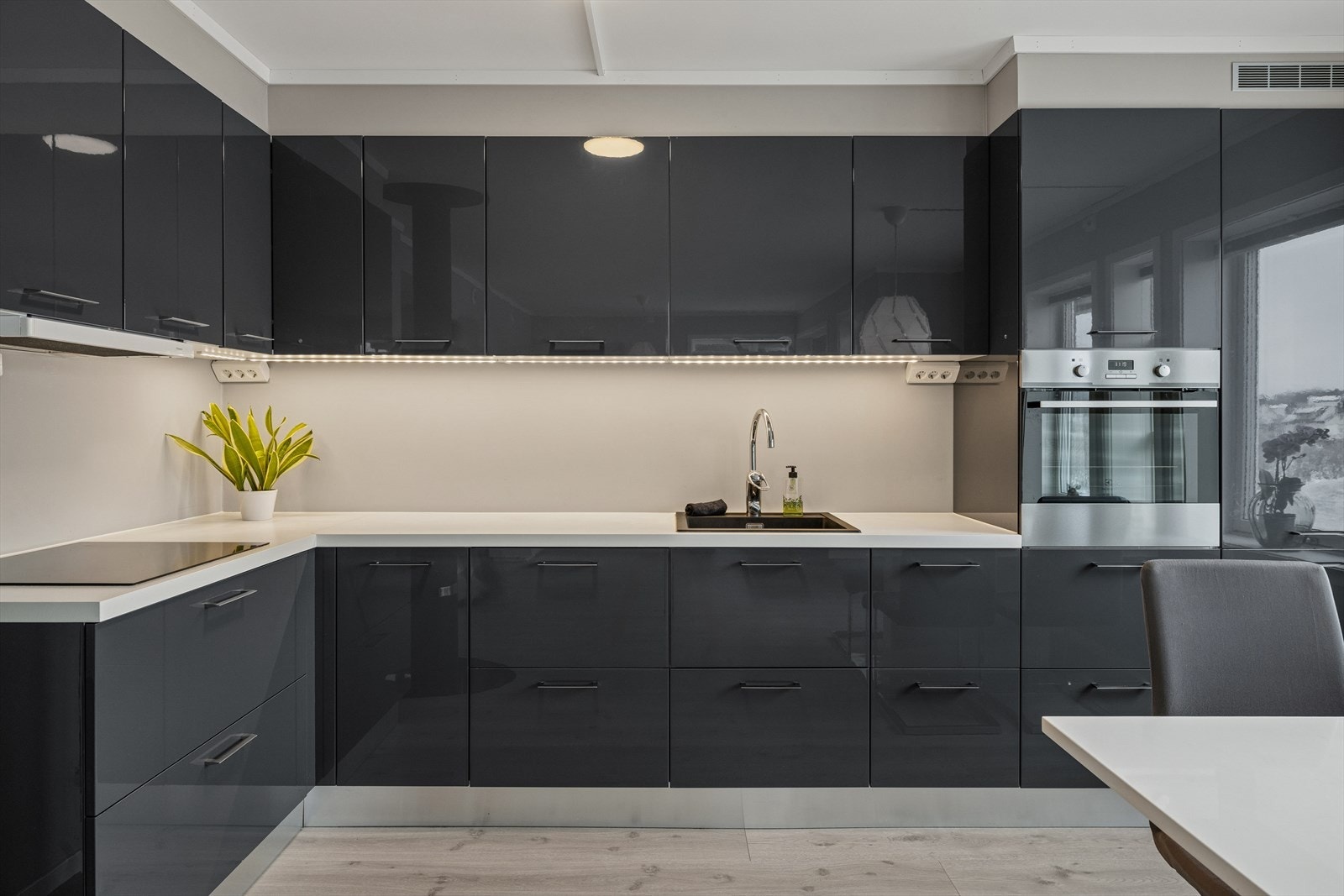 Innredningen har slette høyglansfronter og benkeplate i laminat. Galleribilde