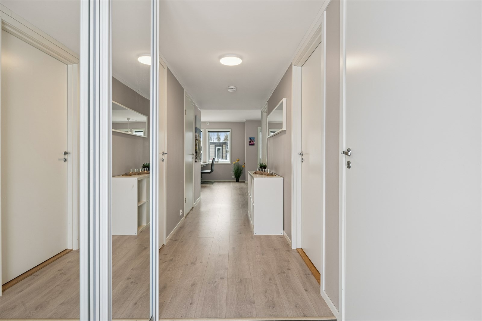 Gjennomgående planløsning. Balansert ventilasjon. Varmekabler i alle rom, med unntak av soverommene og bod. Galleribilde