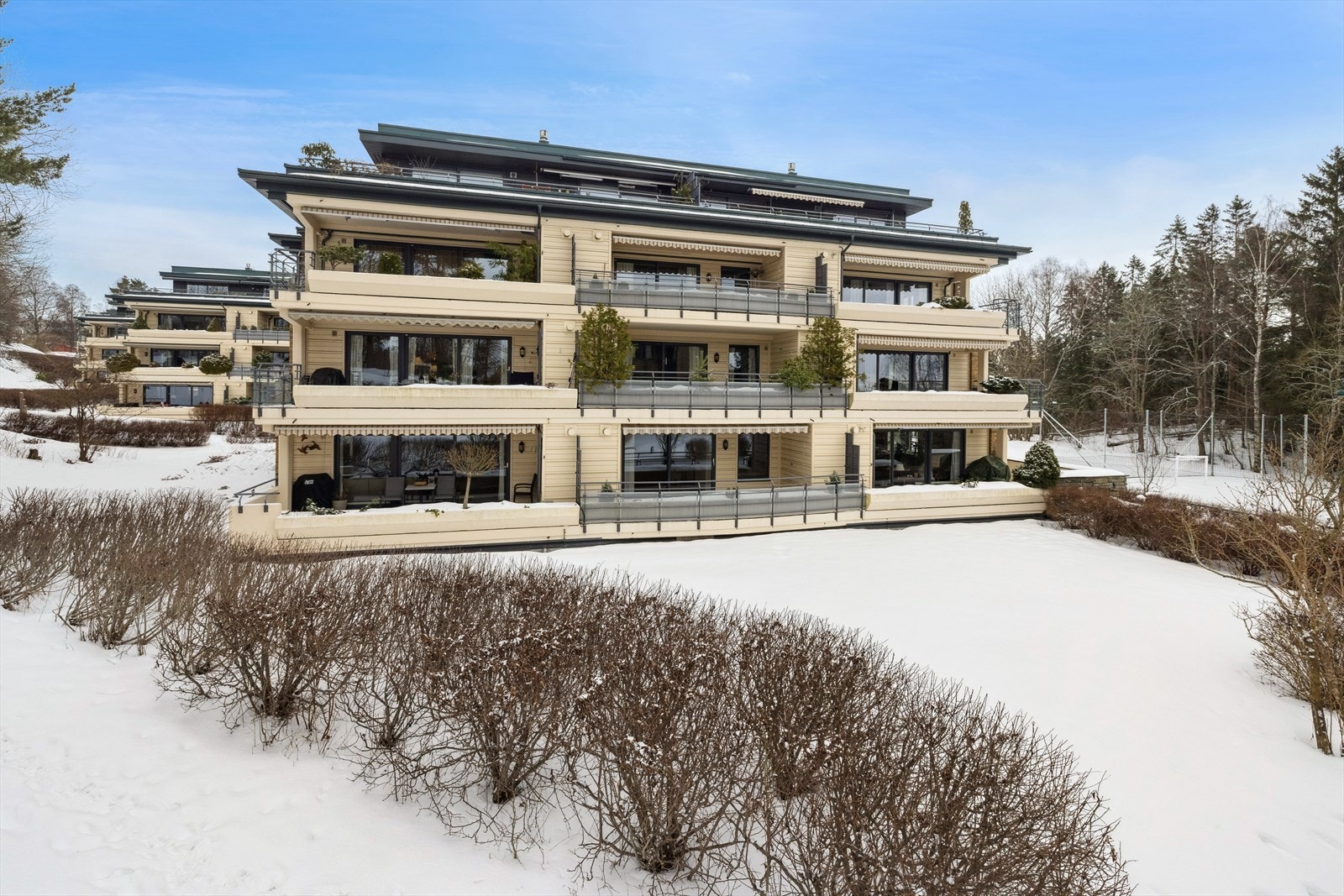 Velkommen til Sognsvannsveien 27B, en innbyende leilighet omgitt av vakker natur på Gaustad. Galleribilde