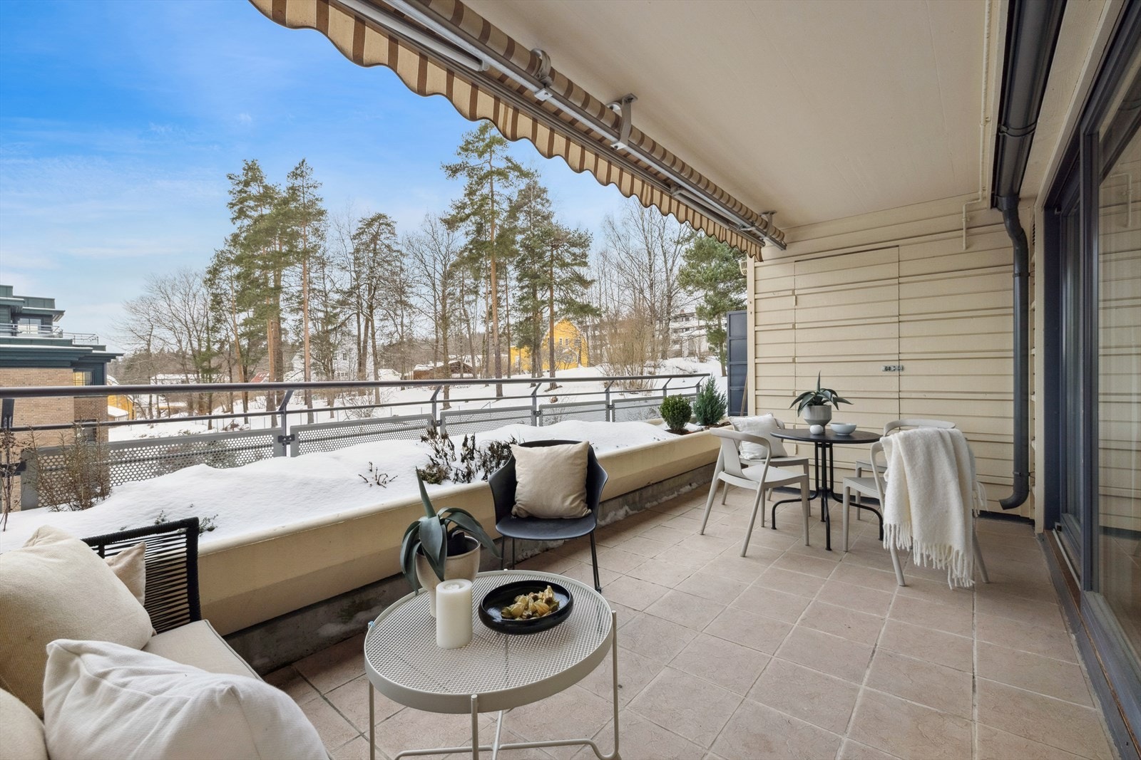 Fra boligens stue er det utgang til romslig terrasse med naturskjønne omgivelser v/markagrensen. Galleribilde