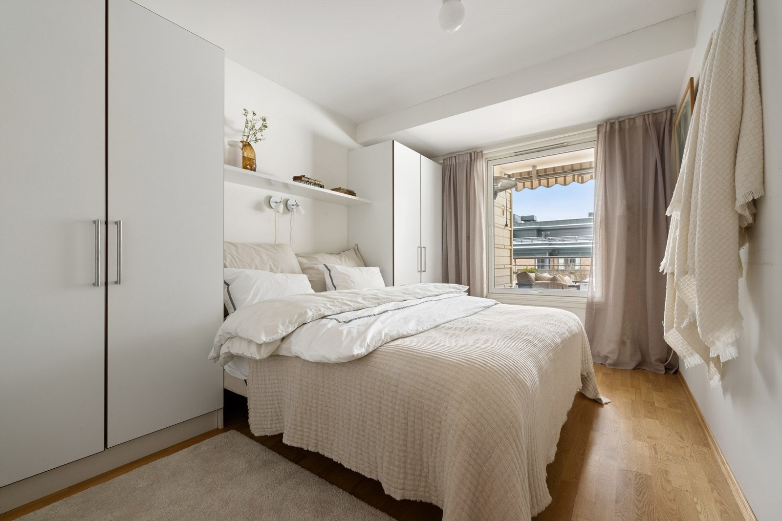 Soverommet er av god størrelse med plass til dobbeltseng og tilhørende møblement. Galleribilde