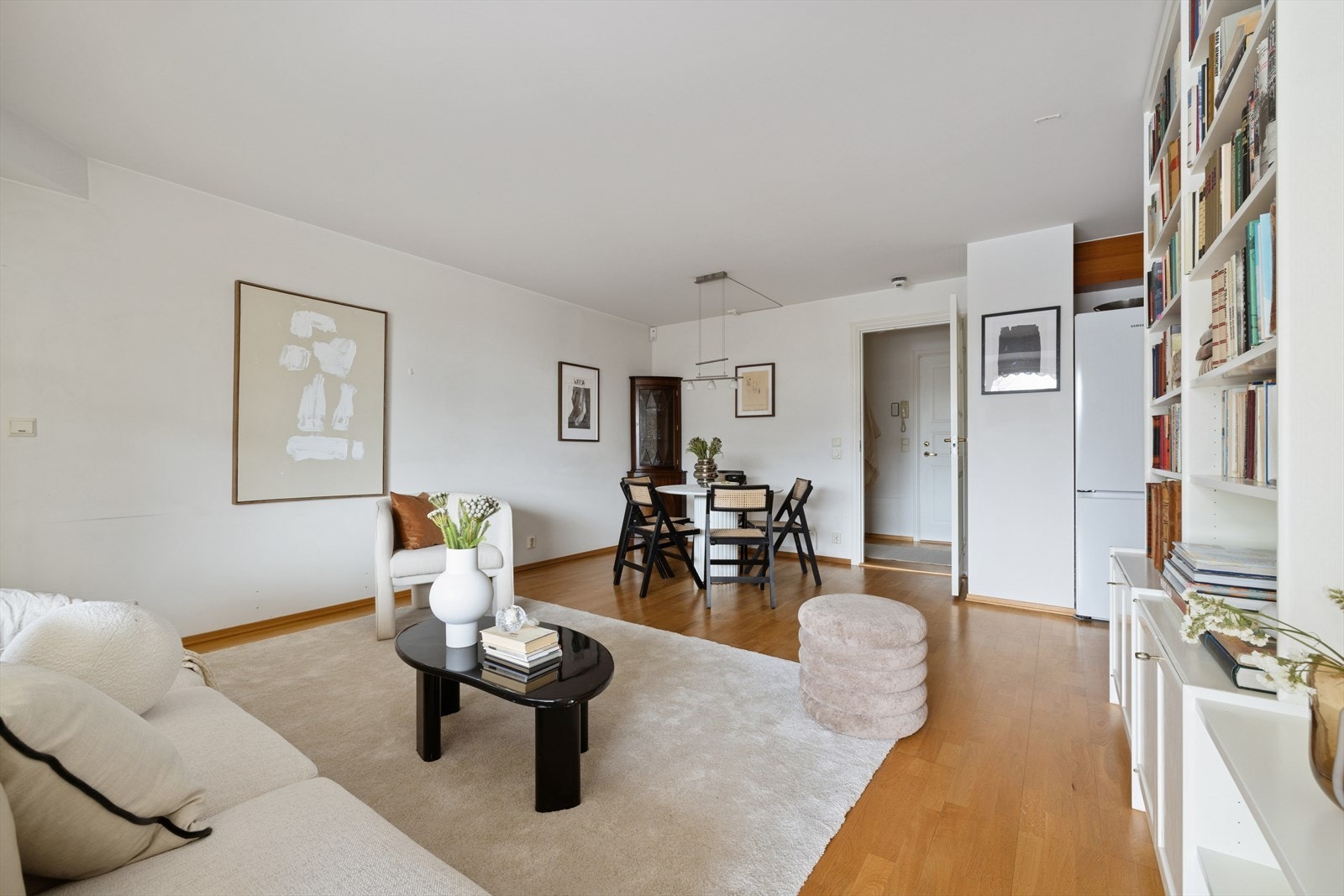 I stuen er det også plass til spisegruppe, perfekt for middagsgjester! Galleribilde