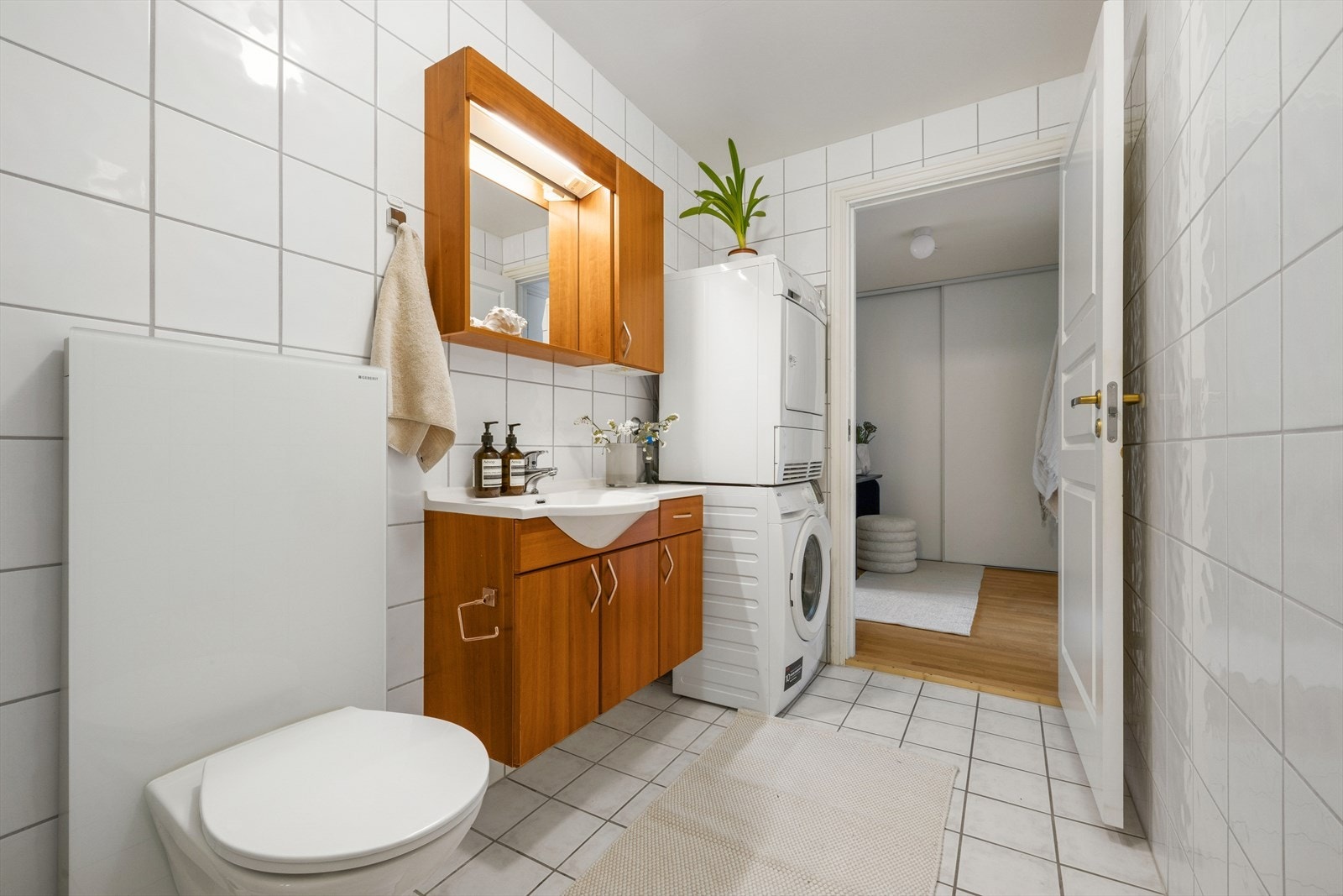 Baderommet er innredet med dusj, wc og servant. Galleribilde