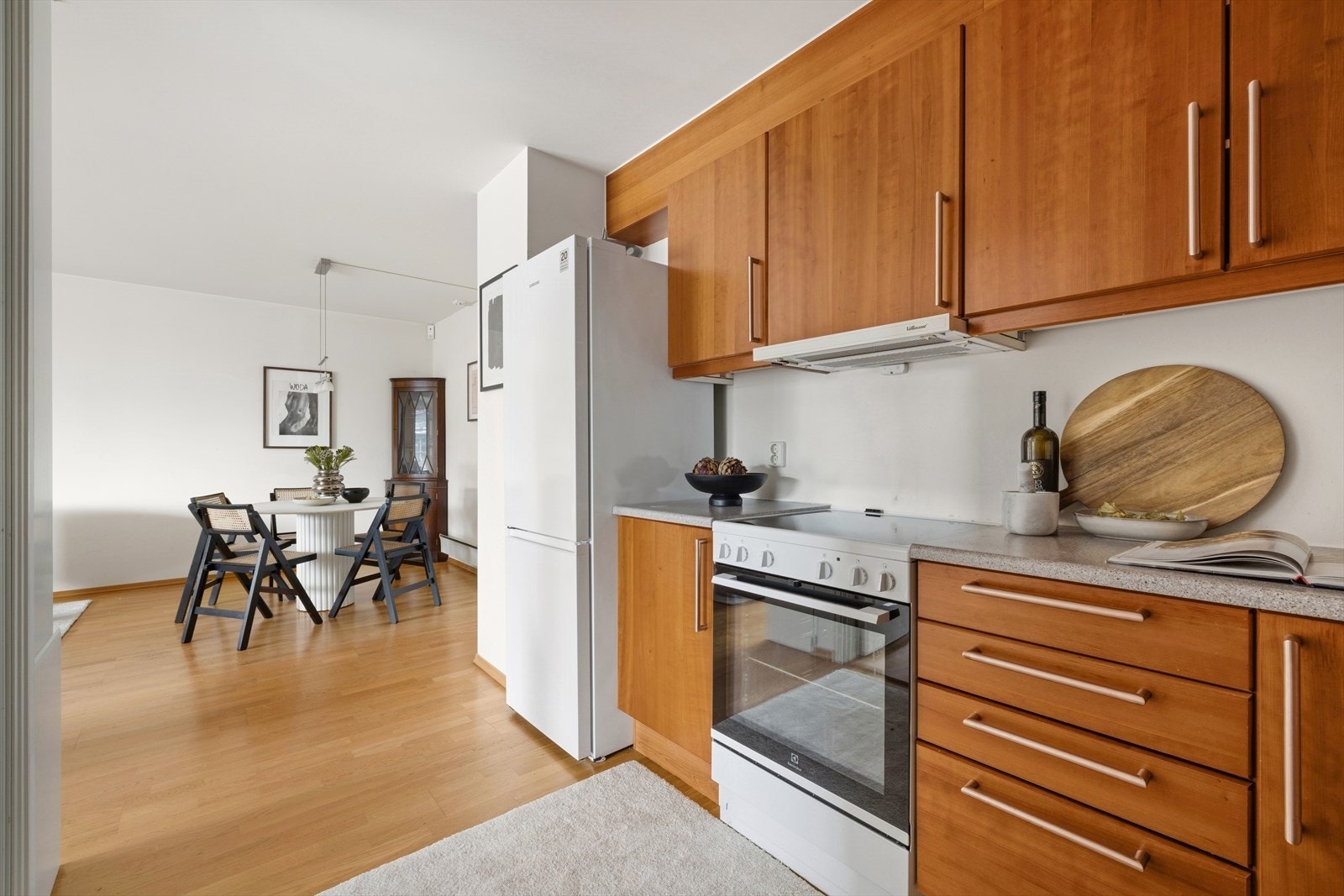 Kjøkkenet ligger delvis adskilt fra stuen og er innredet med laminat benkeplate og kirsebær fronter. Galleribilde