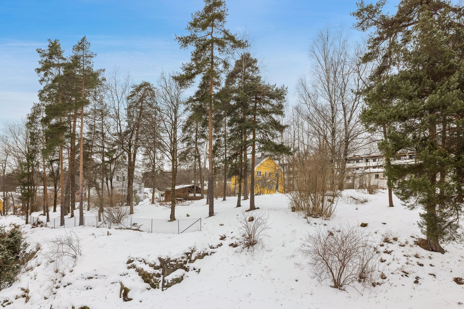 Fra leiligheten er det kort vei til Nordmarka med flotte tur- og rekreasjonsområder både sommer og vinter for de som er glad i å være utendørs. Galleribilde
