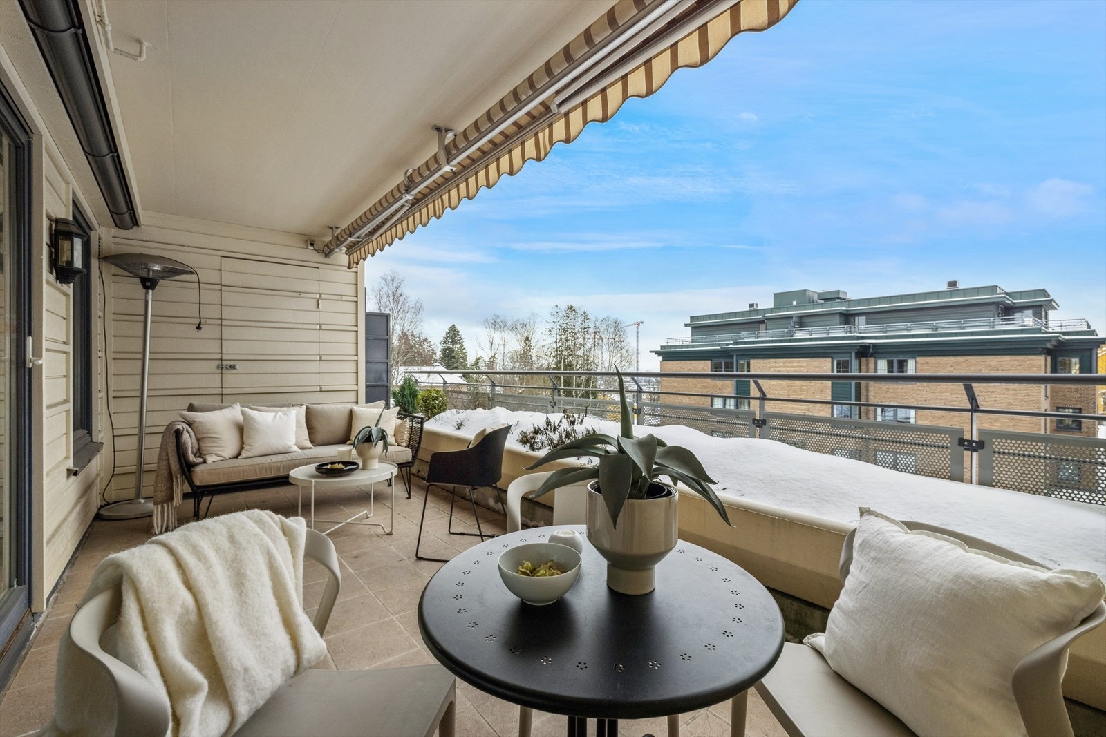 Terrassen er ca. 14 kvm og vestvendt med god plass til diverse utemøblement. Galleribilde