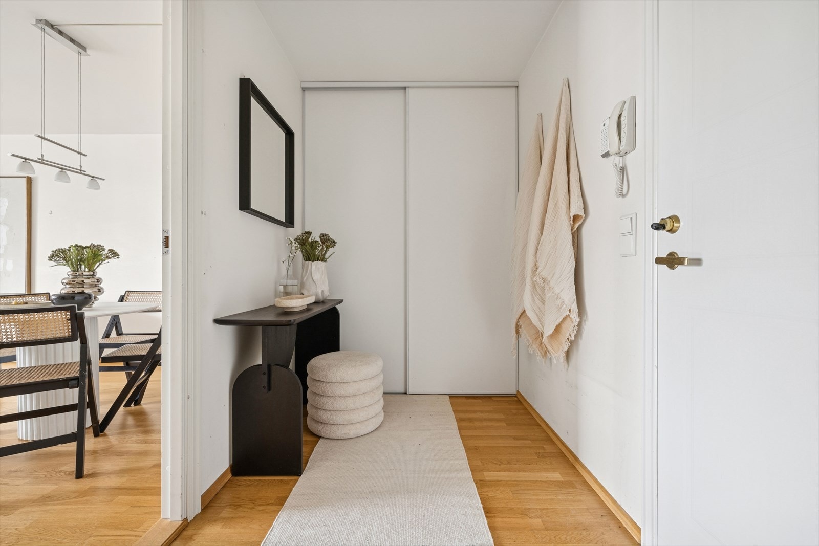 Entréen er romslig og gir et godt første inntrykk til leiligheten. Leiligheten har adkomst via heis og felles trappeoppgang. Galleribilde