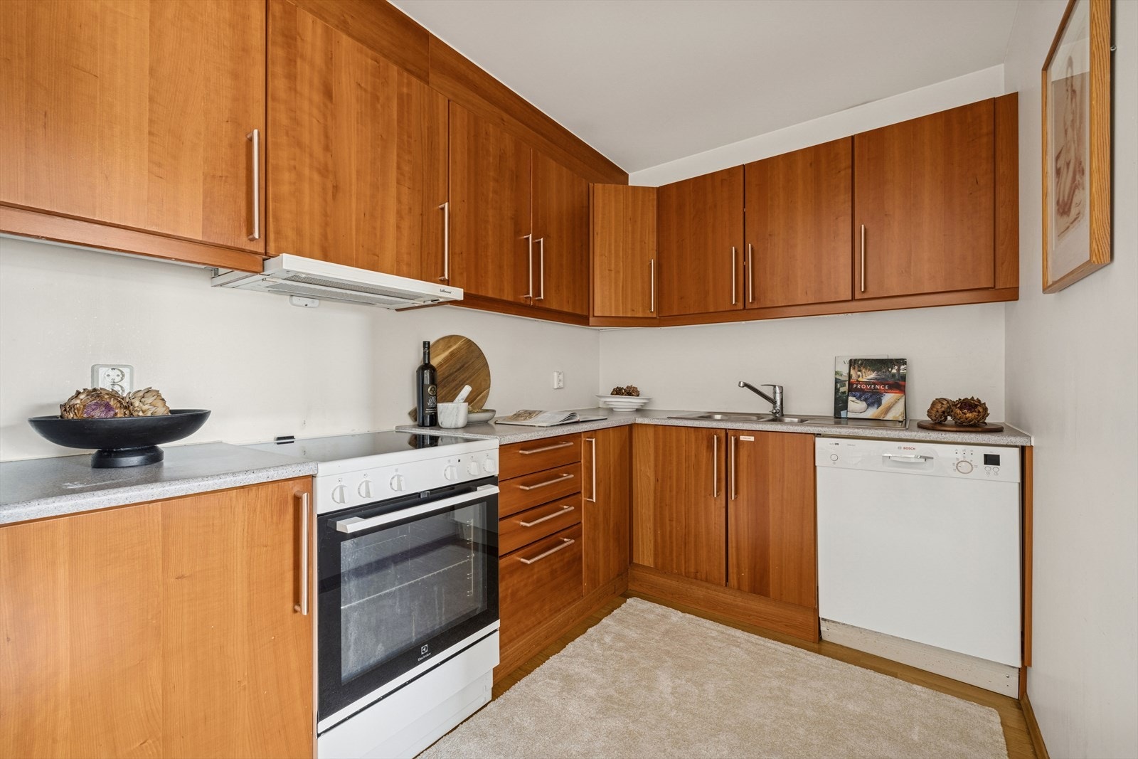 Innredningen er fra HTH, her får du rikelig med skap og benkeplass. Galleribilde