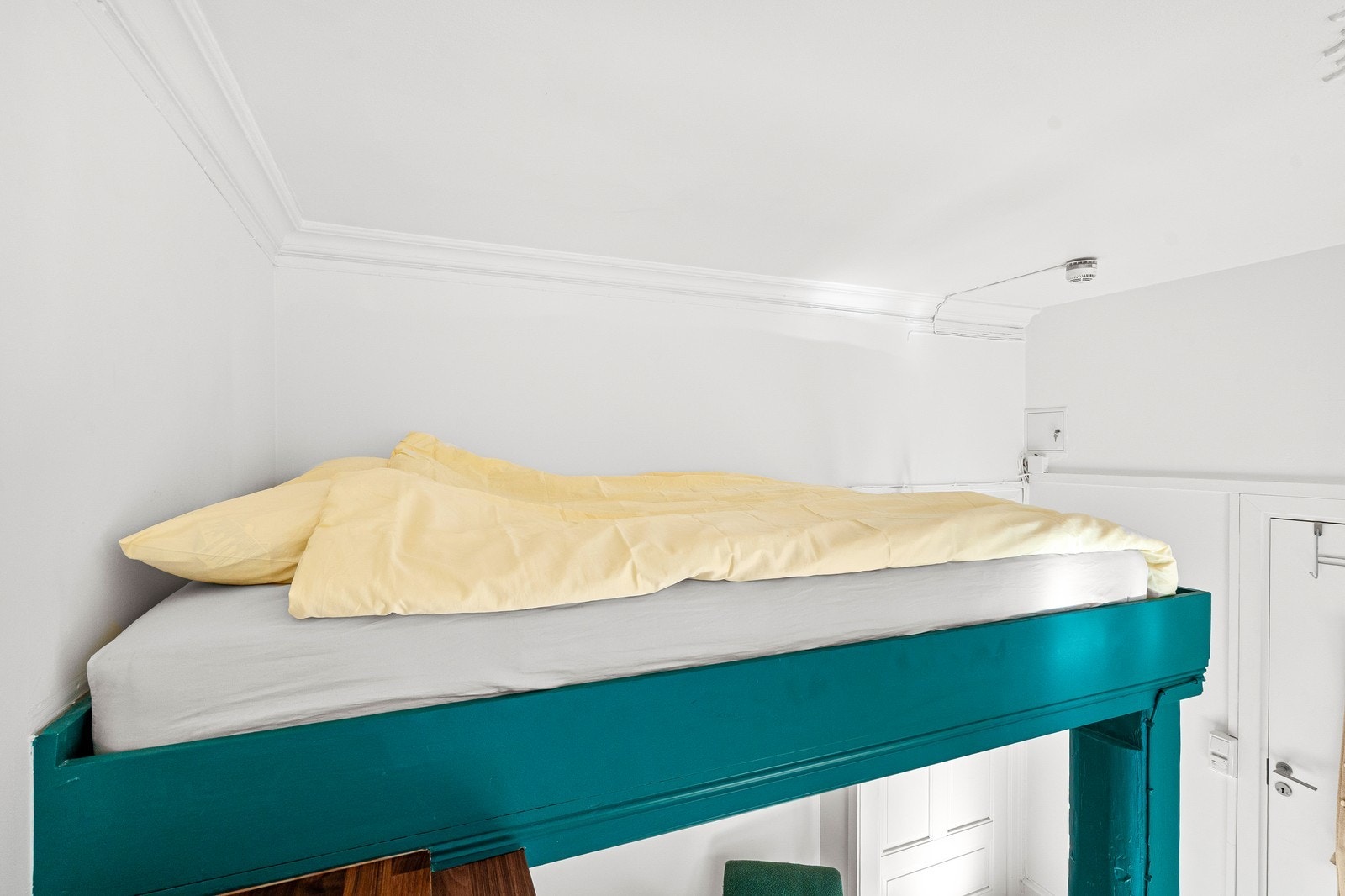 Hemsen er malt hvit. Galleribilde