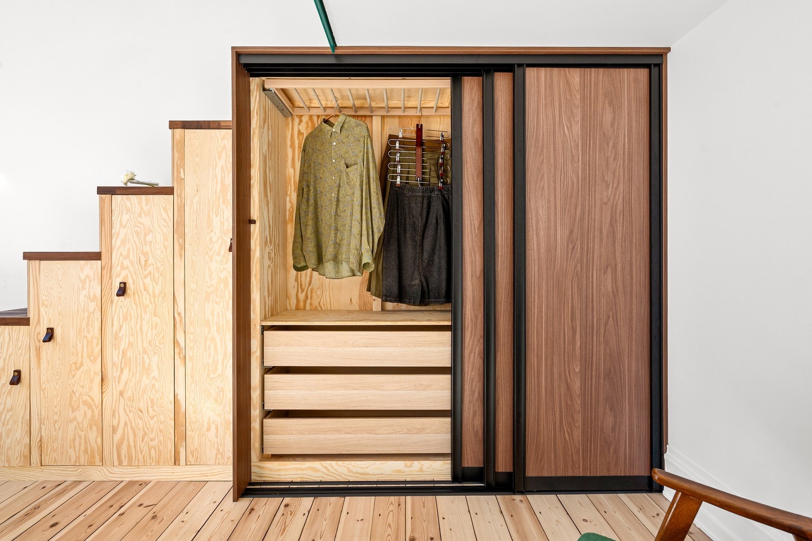 Romslig garderobe under hems gir praktisk oppbevaring. Galleribilde