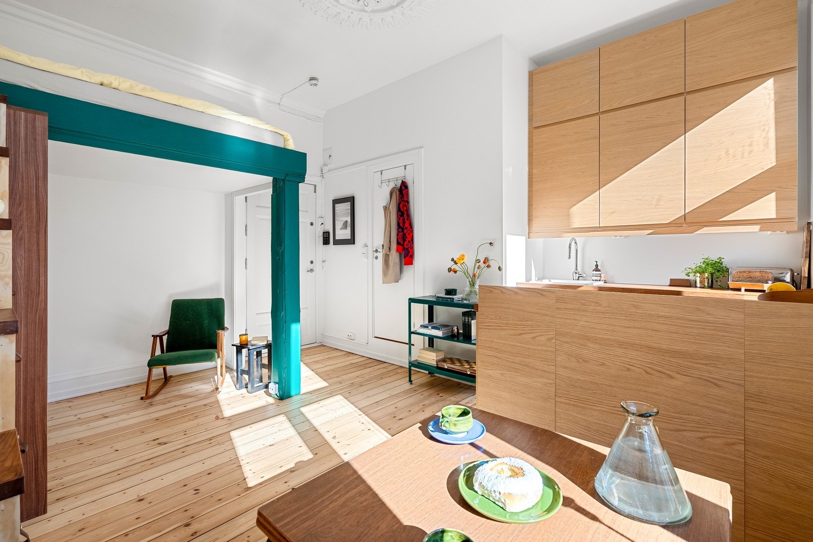 Originalt tregulv og klassisk rosett gir leiligheten særpreg. Galleribilde