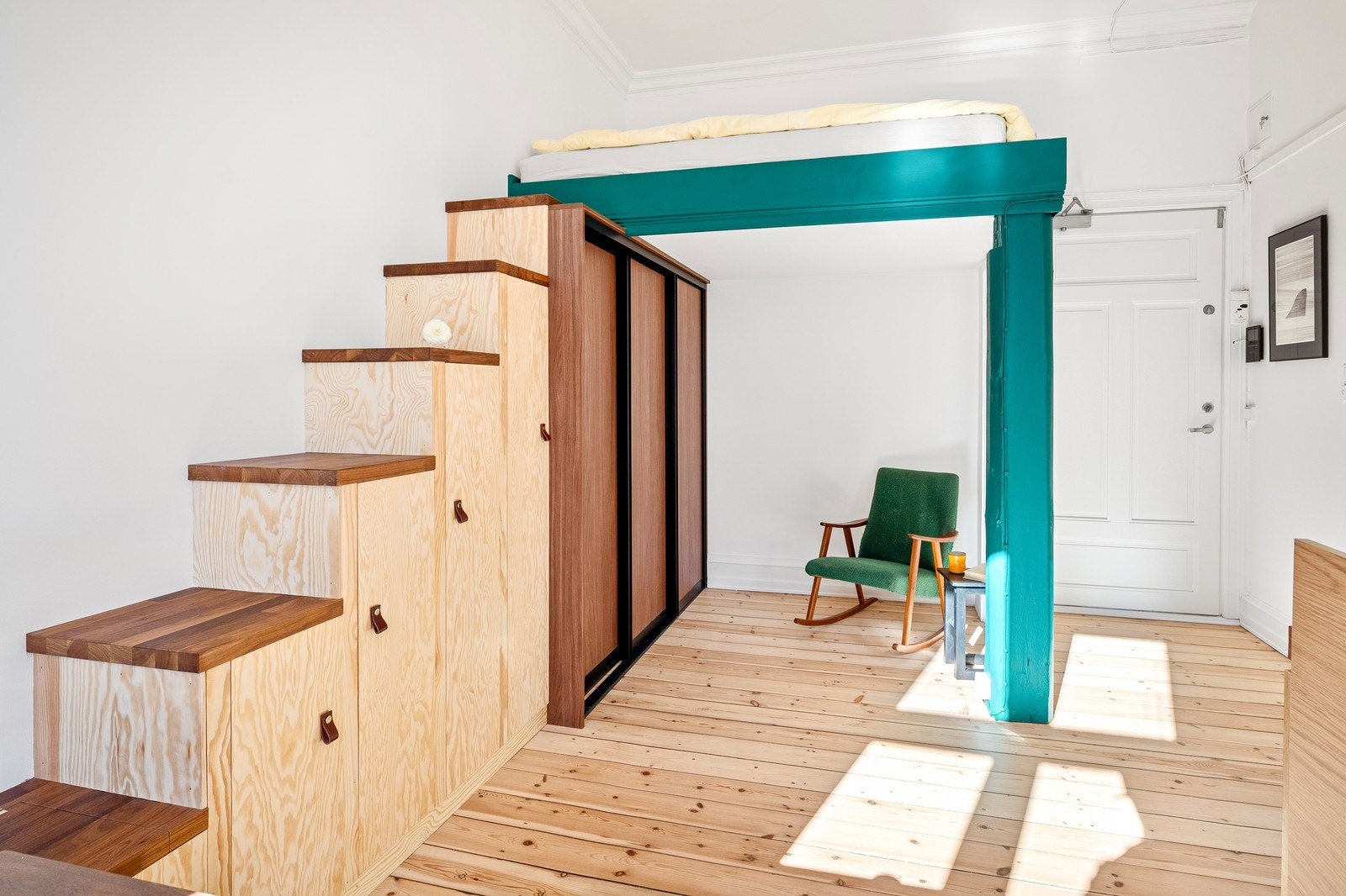 Smart hems med soveplass og god garderobeløsning under. Hemsen er malt hvit. Galleribilde