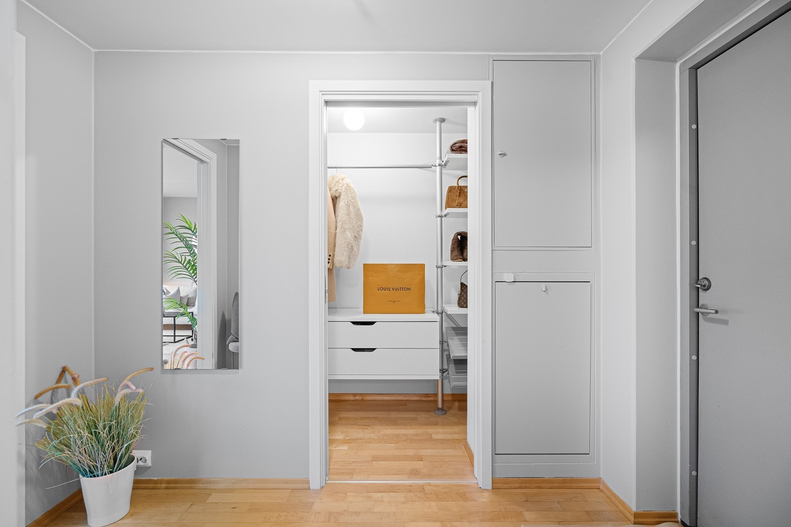 Entrè/ gang med garderoberom/ bod Galleribilde