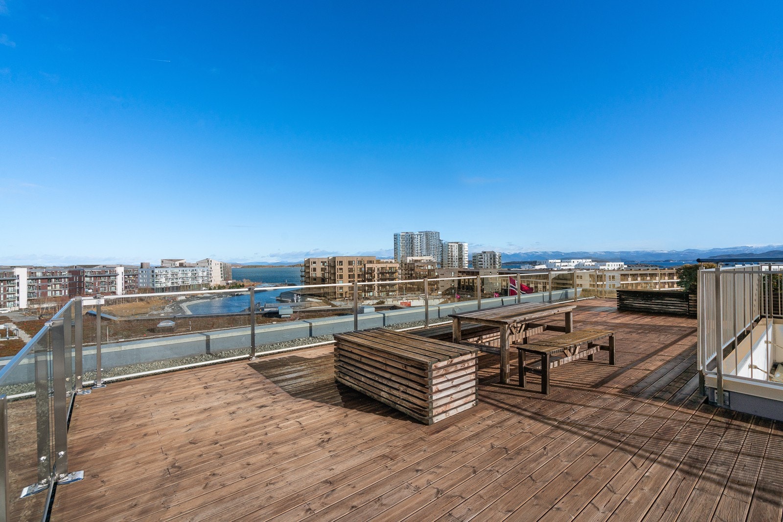 Nydelig utsikt fra takterrassen. Sol fra morgen til kveld Galleribilde