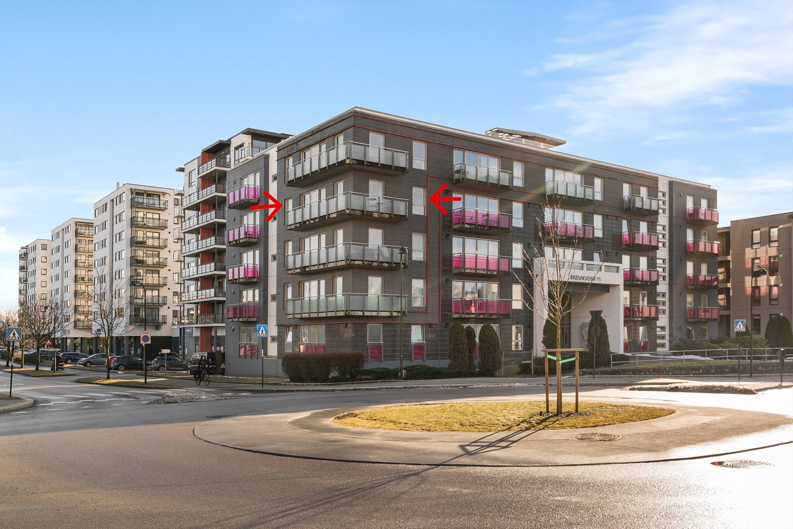 Hjørneleilighet m/ gjennomgående balkong på 2 sider. Utsikt og solrik. Galleribilde