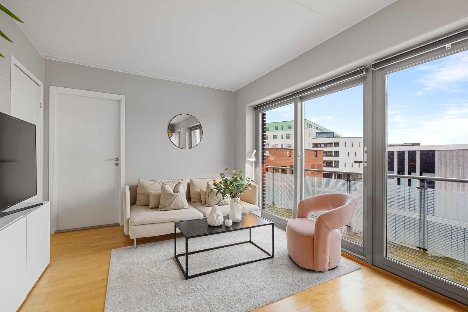 Vindusflatene strekker seg fra gulv til tak og byr på mye naturlig lys. Utgang også til balkong/ terrasse fra stue Galleribilde