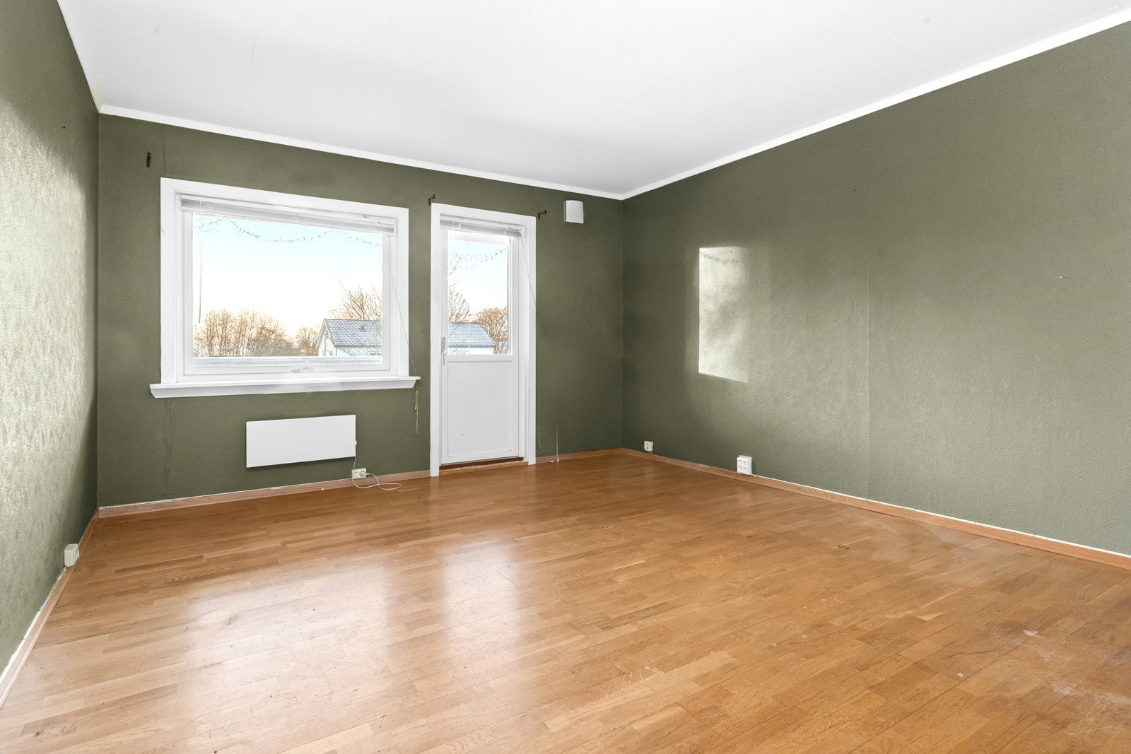 I stuen har man plass til sofagruppe, tv-møbel og en liten spisegruppe. Galleribilde