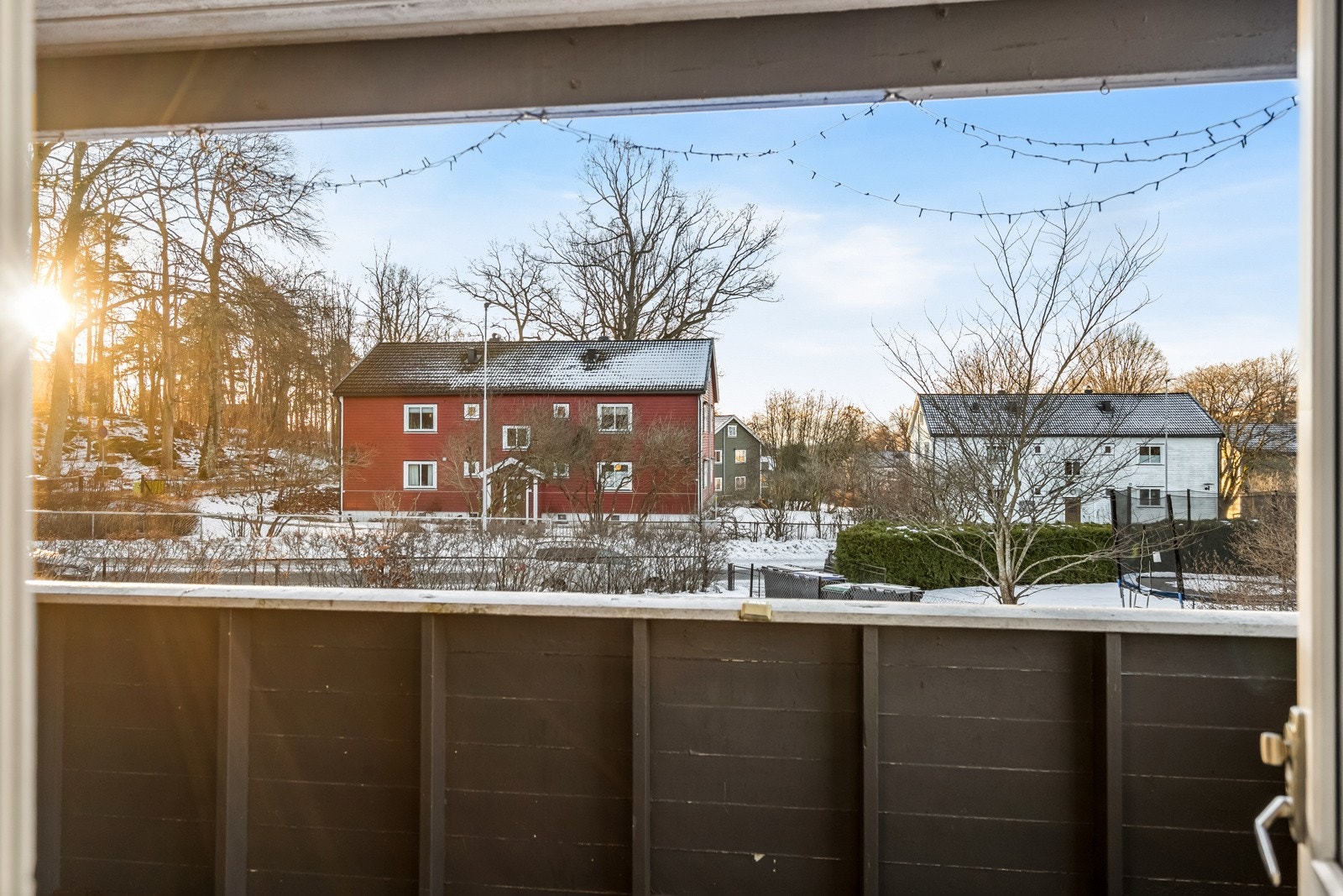 Sydvendt og solrik uteplass med trapp ned til felleshagen. Galleribilde