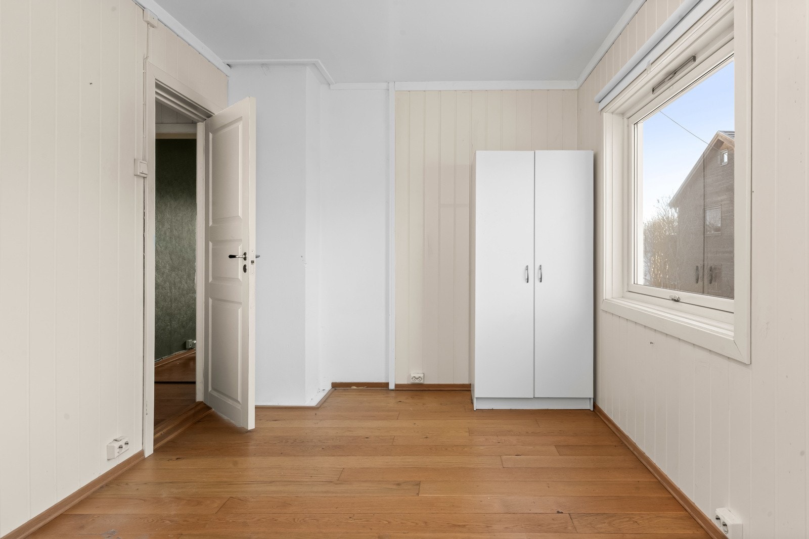 Soverommet har plass til dobbeltseng, nattbord og garderobeskap. Galleribilde