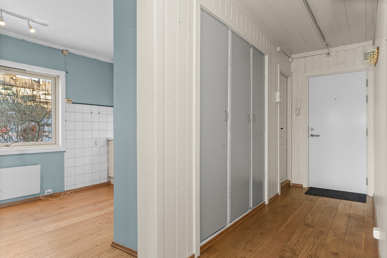 Gang/entré med rikelig av lagringsplass i innebygde garderobeskap. Galleribilde