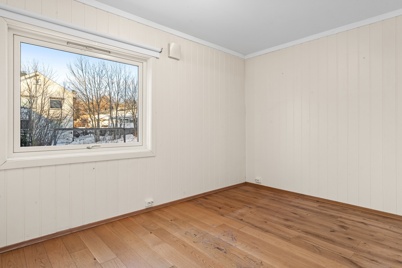 Soverommet har plass til dobbeltseng, nattbord og garderobeskap. Galleribilde