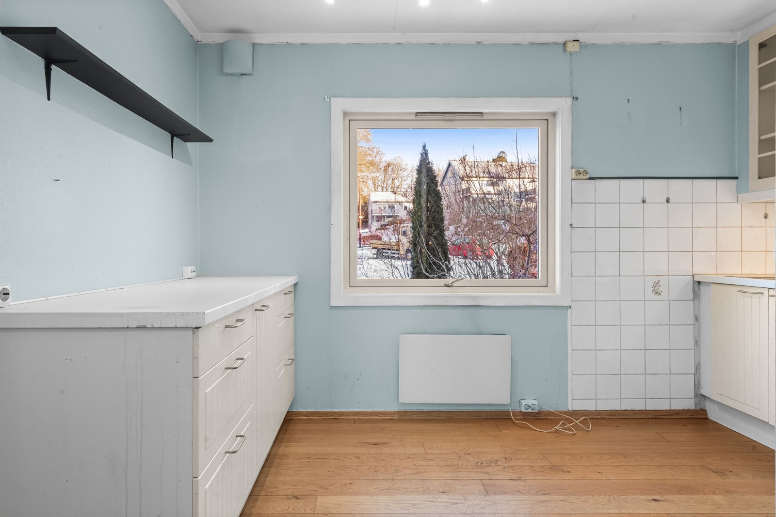 Det er plass til liten sittegruppe med hyggelig utsyn fra kjøkkenvindu. Galleribilde