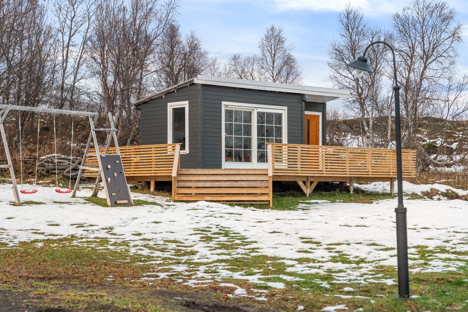 Stor og fin hage med lekestativ.