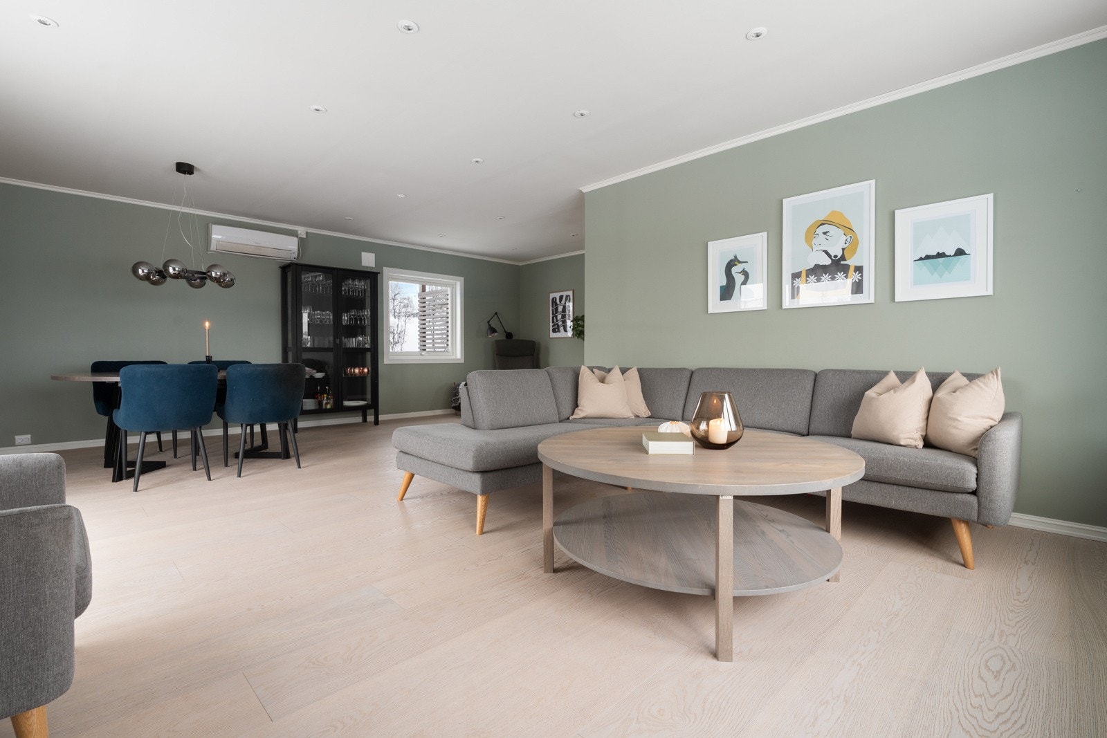 Gjennomtenkt planløsning med rikelig plass til både familie og gjester.