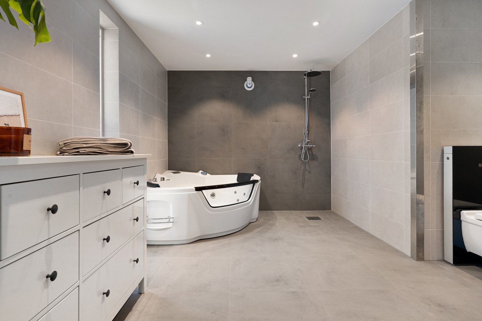 Stort hjørnebadekar.