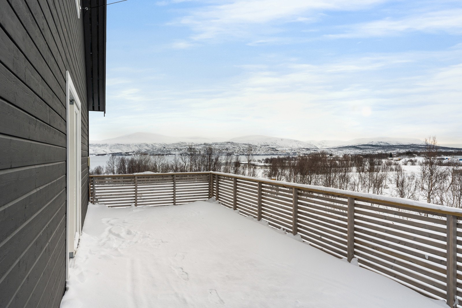Stor og fin veranda mot sør med utgang fra stue i 1. etasje.