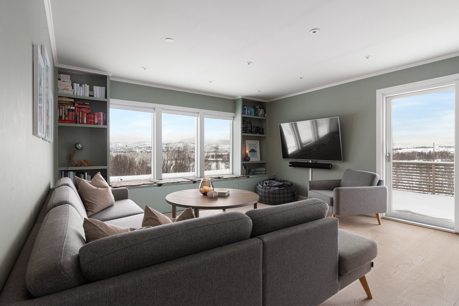 Store vinduer som sørger for godt med naturlig lysinnslipp, som gir rommet en lett og luftig følelse.