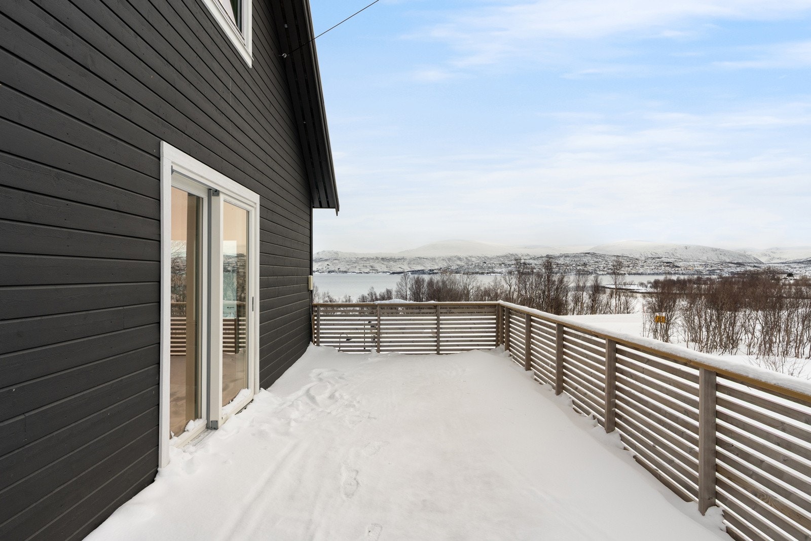 Utgang til veranda fra stuen.