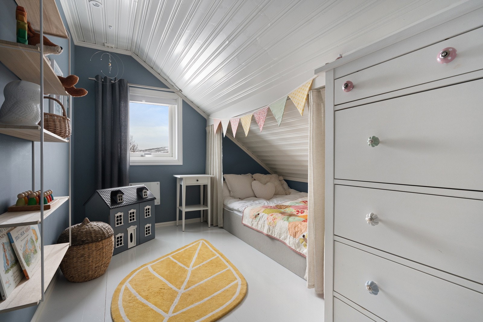 Det er etablert rom på loft som benyttes som soverom av dagens eier.