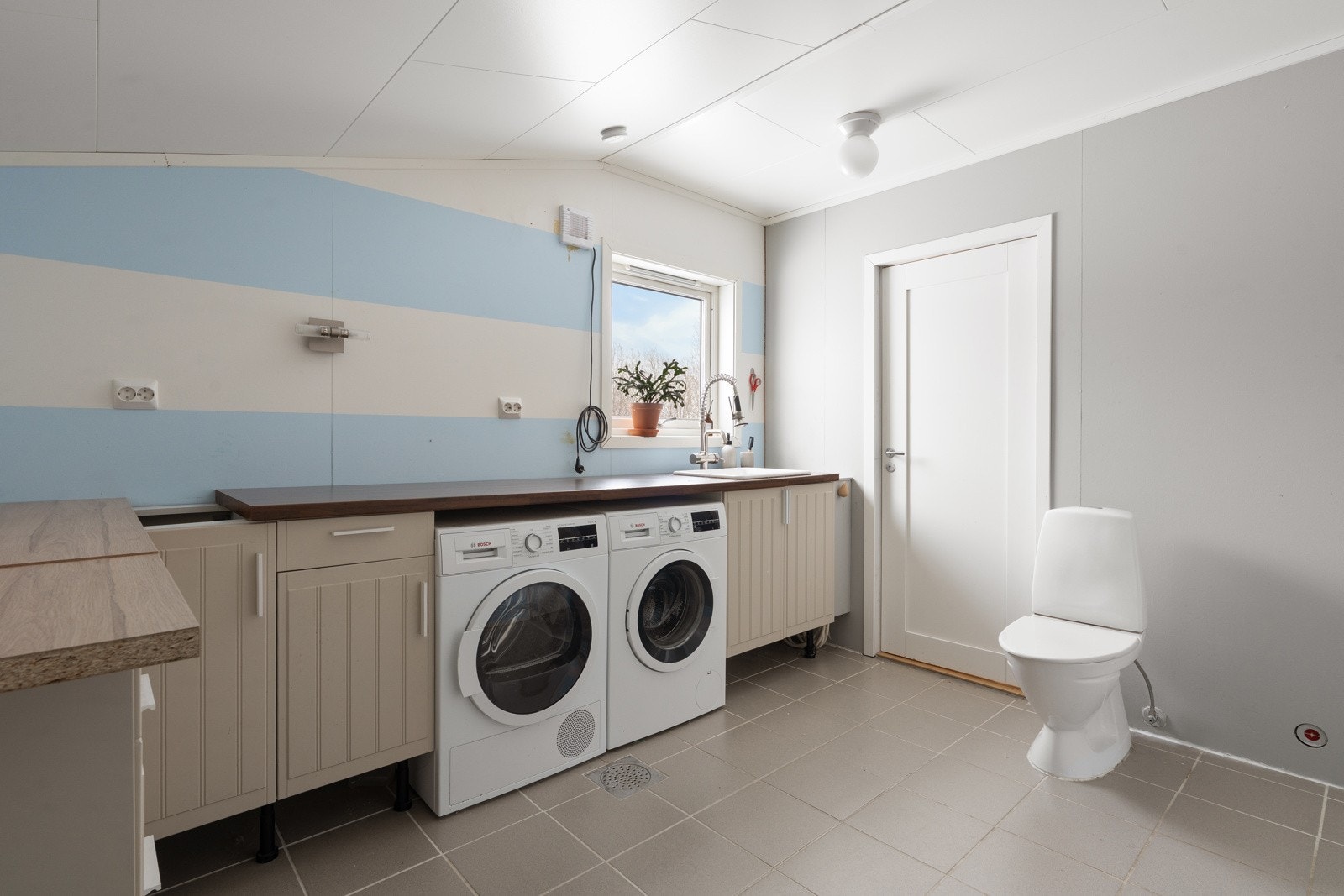 Vaskerom tilhørende hoveddel.