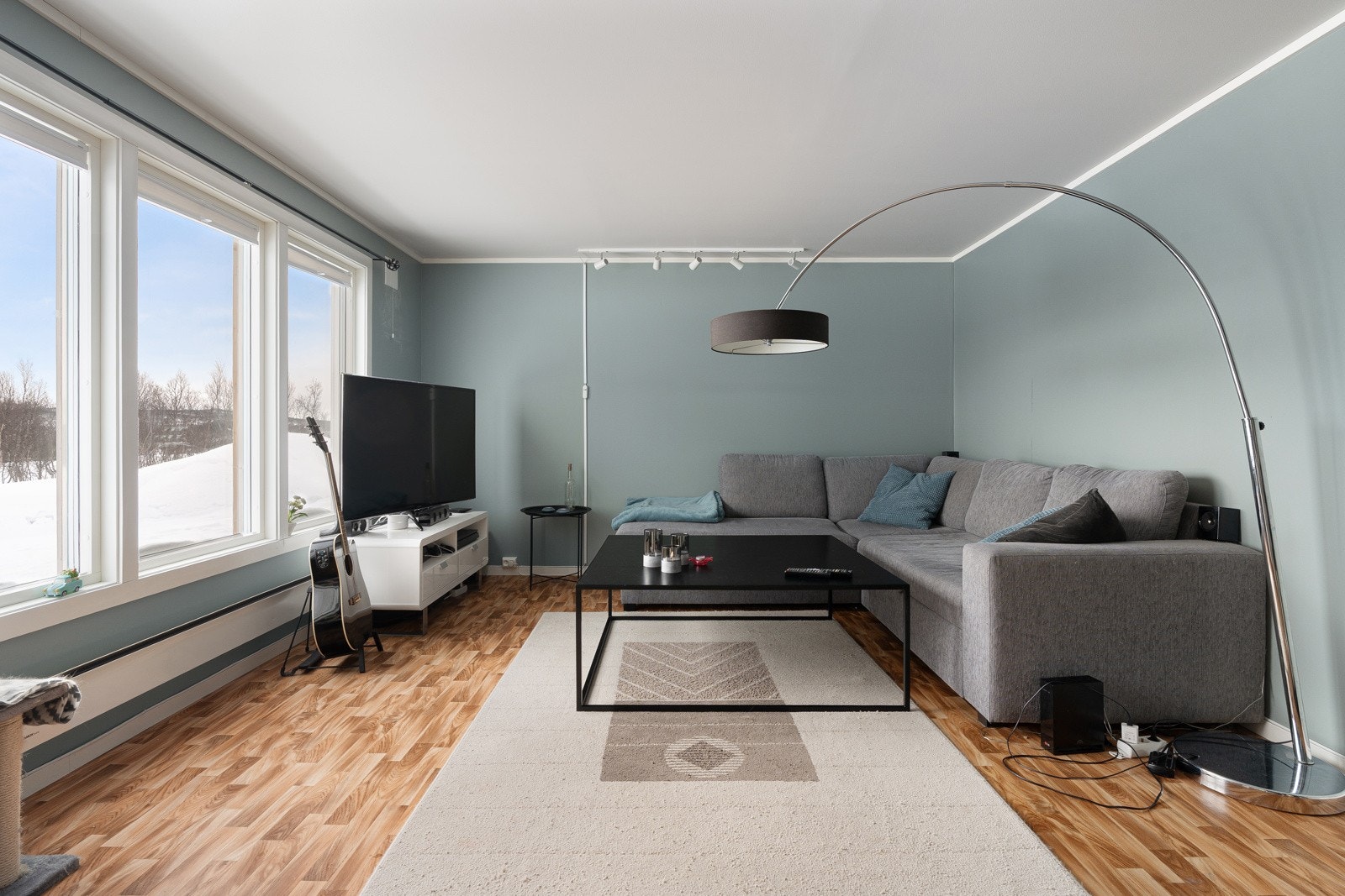 I underetasjen finner du en godkjent utleieleilighet som gir gode leieinntekter.