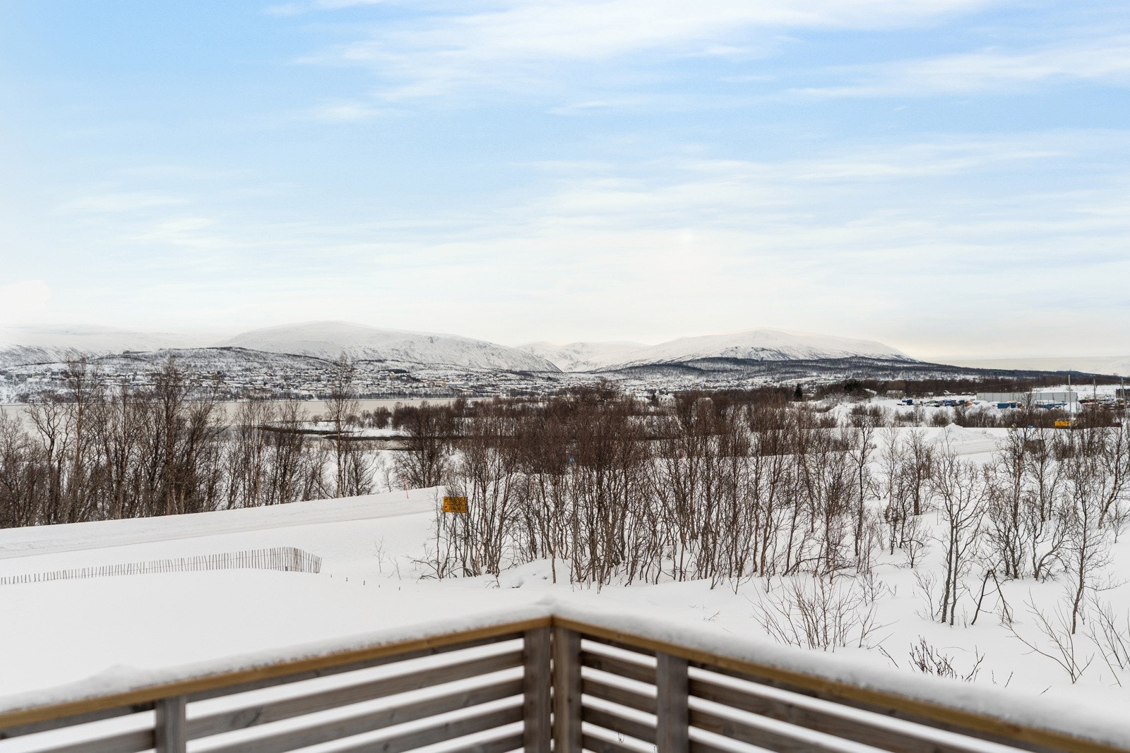 Eiendommen har tomt på 2 mål, med direkte grense mot flotte friområder.