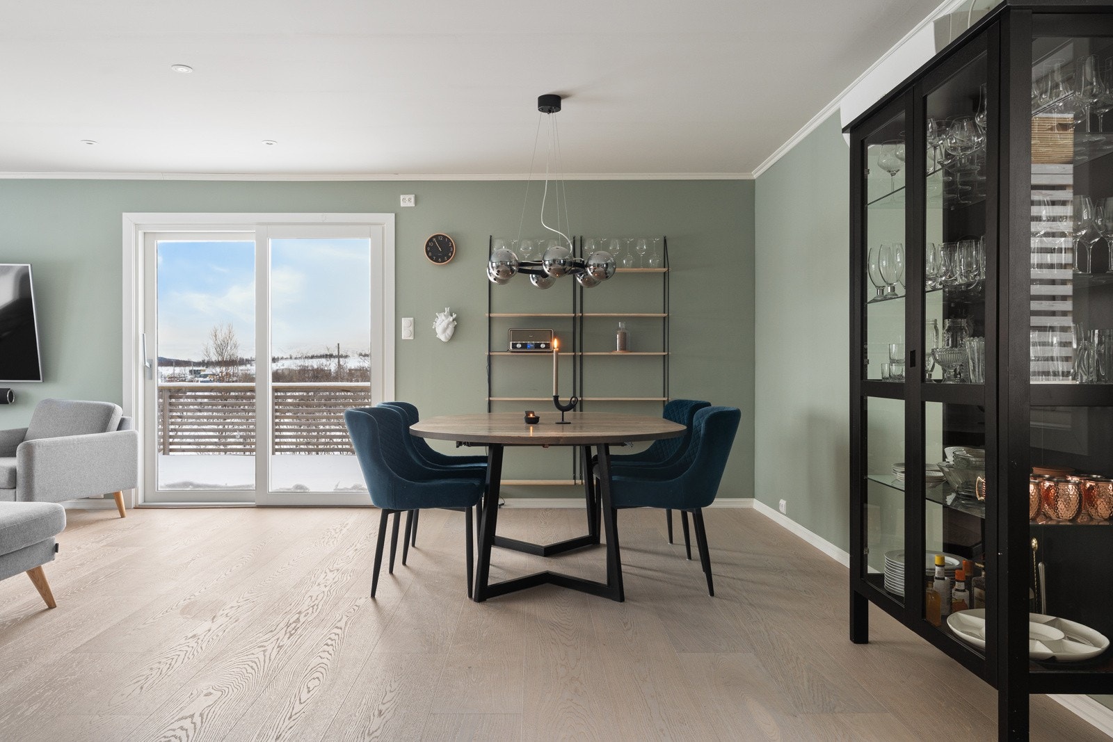 Stuen er lys og romslig med god plass til spisestue.