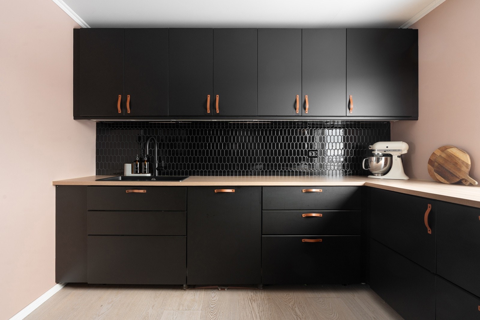 Her er det rikelig med skap- og benkeplass samt integrerte hvitevarer.