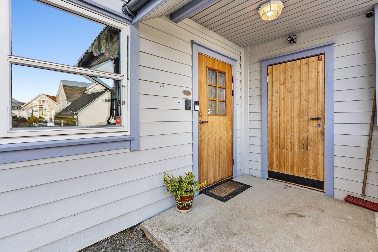 Overbygget inngangsparti med tilkomst til utvendig bod. Galleribilde