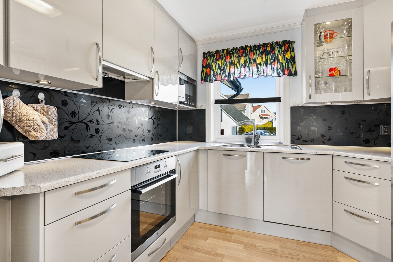 Kjøkkenet med slette fronter og benkeplate av laminat er fra ca. 2014, og fra kjøkkenleverandøren JKE. Galleribilde