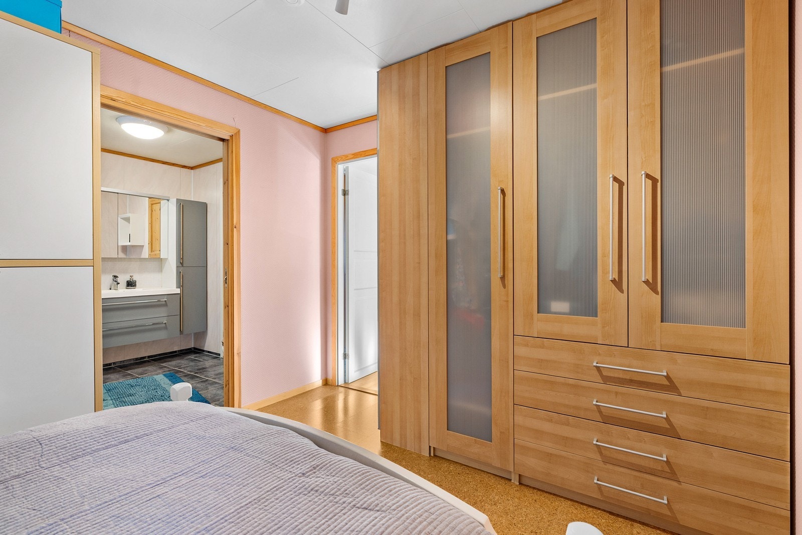 Hovedsoverom har direkte tilkomst til bad. Galleribilde