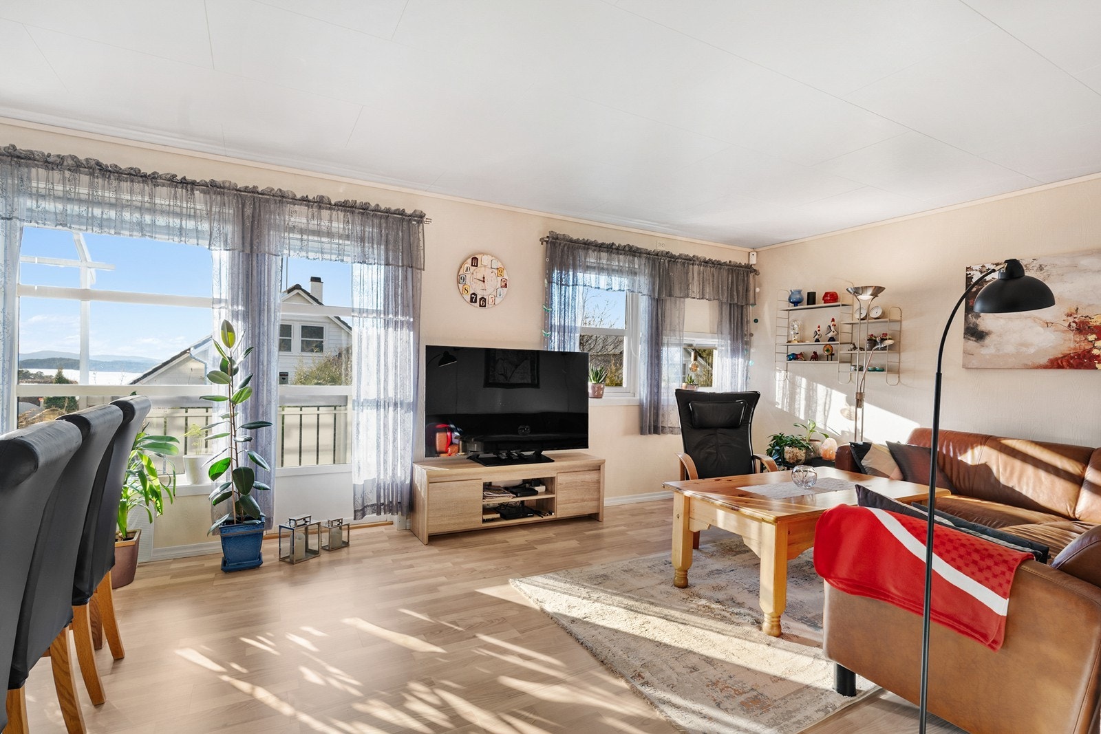 Stuen er romslig og fungerer som et naturlig samlingspunkt for både familie og venner. Galleribilde