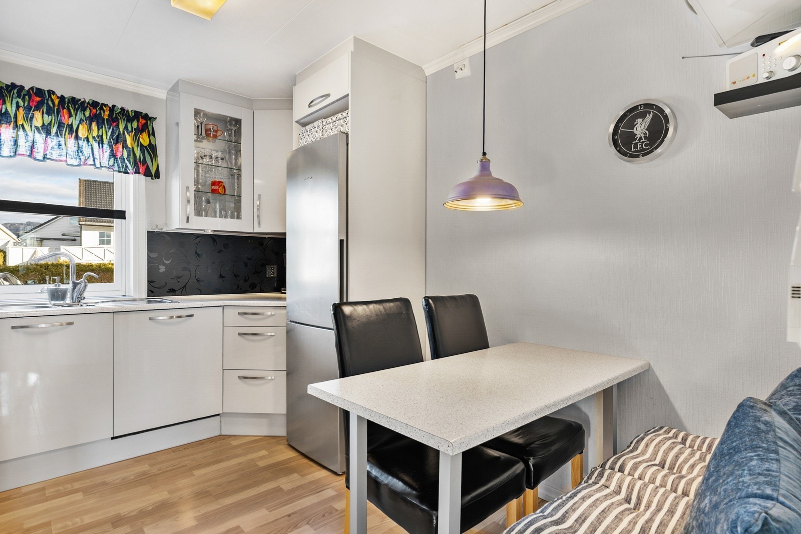 Kjøkkeninnredningen byr på godt med skap- og benkeplass, og har integrert komfyr, koketopp, oppvaskmaskin, micro-ovn, samt frittstående kjøleskap. Galleribilde